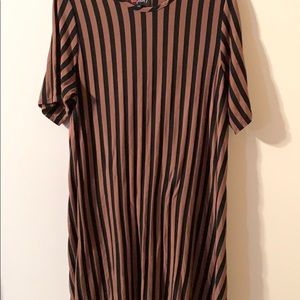 Knee length dress with short sleeves.